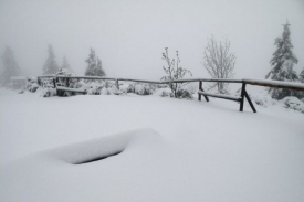 Tolik čerstvého sněhu přinesly poslední srážky na Lysé hoře.