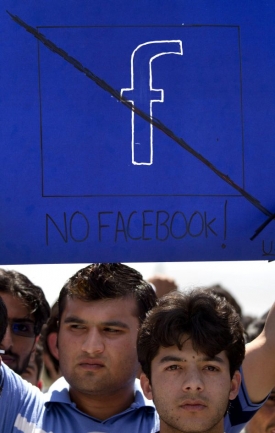 Na protest proti facebookové skupině se v Islámábádu sešli studenti.