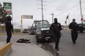 Mrtvý policista po přepadení bandou ozbrojenců v Ciudada Juárez.