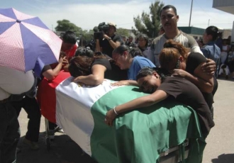 Oplakávání další civilní oběti drogové války v Ciudad Juárez.
