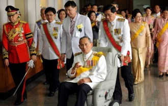 Oblíbený thajský král se k nynějším sporům pokud možno nevyjadřuje.