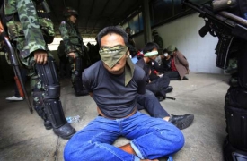 Thajská armáda zadržela desítky rudých košil.