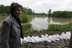 Ministryně Bízková si prohlíží zpevněnou hráz na řece Moravě.