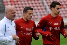 Zleva trenér Michal Bílek a fotbalisté Libor Sionko a Ondřej Kušnír.