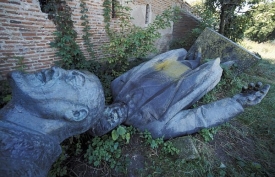 Svržená socha Lenina v Bukurešti (ilustrační foto).