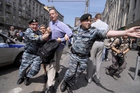 Ruská policie během loňského pochodu zatkla Brita Peter Tatchell.