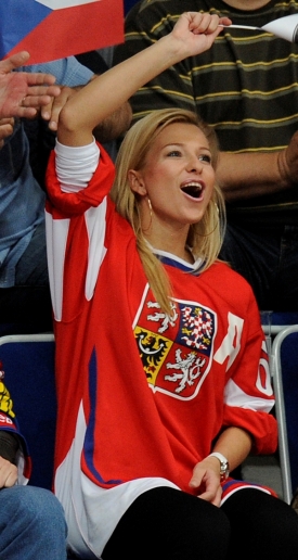 Jaromíra Jágra v Německu podporuje i přítelkyně Ina Puhajková.