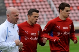 Trenér Michal Bílek (vlevo) s fotbalisty Sionkem a Kušnírem.