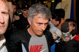 José Mourinho v obležení novinářů. V sobotu ho čeká velké finále.