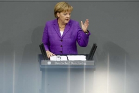 Německá kancléřka Angela Merkelová hájí záchranný plán v Bundestagu.