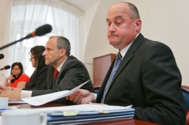 Podezřelý šéf Nejvyššího kontrolního úřadu František Dohnal (vpravo).