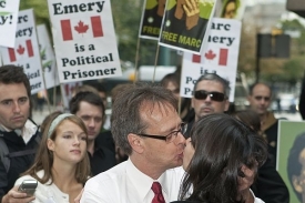 Emery s manželkou na demonstraci.