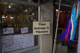 Tibet Tibeťanům. Výloha obchodu v Indii, kde žije mnoho emigrantů.