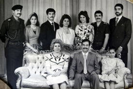 Saddám Husajn s rodinou v polovině osmdesátých let.