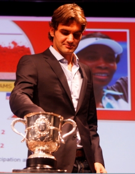 Roger Federer při losování French Open.