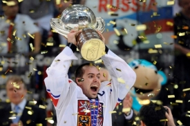 Kapitán týmu Tomáš Rolinek s pohárem pro mistry světa.