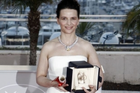 Juliette Binoche získala Zlatou palmu jako nejlepší herečka.