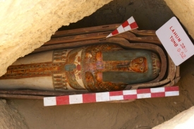 Jeden z dřevěných sarkofágů. Tento je starý asi 3500 let.