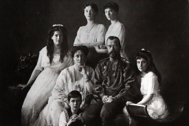Romanovci v roce 1913.