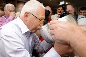 Šampaňské z mistrovského poháru ochutnal i prezident Klaus.