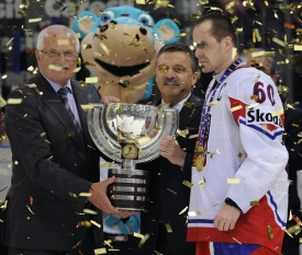 Václav Klaus předává kapitánovi týmu Tomáši Rolinkovi vítězný pohár.