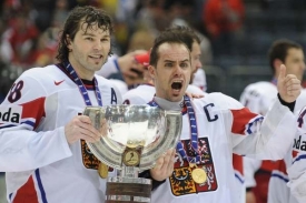 Úspěchy českých hokejistů přivábily fanoušky do sportovních barů.