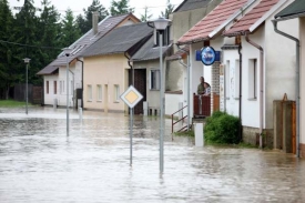 Po třinácti letech opět povodeň ničila domy v Troubkách.
