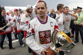 Tomáš Rolinek s pohárem po příletu na letiště.