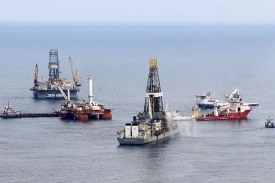 Těžební loď BP se snaží zachytávat unikající ropu.