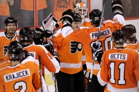 Hokejisté Philadelphie se radují z postupu do finále play-off NHL.