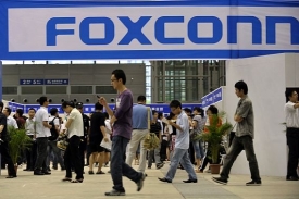 Rekrutační stánek firmy Foxconn v Číně.