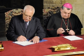 Podpis dohody v chrámu sv. Víta na Pražském hradě.