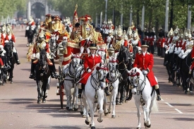 Královna Alžběta II. jela do parlamentu tradičně v kočáře.