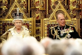 Královna Alžběta II. se svým manželem princem Philipem v parlamentu.
