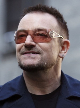 Zpěvák U2 Bono Vox zrušil účast kapely na festivalu v Glastonbury.