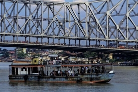 Most Howrah v Kalkatě poškozují sliny chodců žvýkajících gutku.