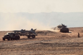 Izraelský tank a egyptská raketa během jomkippurské války.