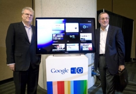 Představitelé firem Intel a Sony ukazují na konferenci Google TV.