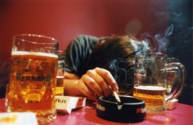 Nikotin a alkohol k sobě často patří. Zabíjí ale i každý zvlášť.