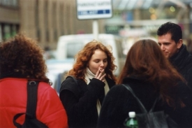 Cigareta na ulici, cigareta v kavárně... Nemoci z kouření ničí.
