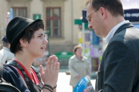 Nečasův program je časově náročný, setkává se s voliči po celém Česku.