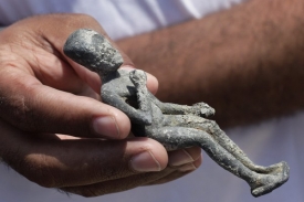 Potápěči vylovili také řadu sošek, nádob a dalších drobných artefaktů.