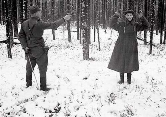 Finský voják střílí ruského špiona roku 1942.