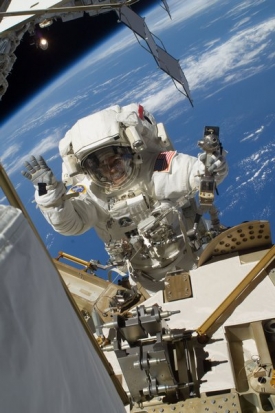 Astronaut Stephen Bowen při práci na vnějším povrchu ISS.