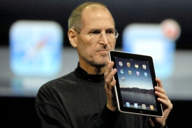 Steve Jobs může být spokojen, Apple předstihl hlavního konkurenta.