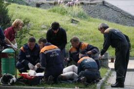 Záchranáři u jednoho ze zraněných bombou.