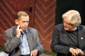 Václav Havel a překladatel Paul Wilson.