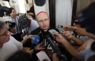 Biskup Ortega při rozhovoru s novináři.