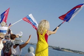 Rusové na Krymu vítají ruskou ponorku.