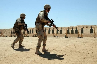 Vojáci USA na střelnici v afghánském Hílmandu.